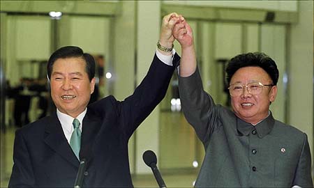 김대중 대통령과 김정일 국방위원장. 사진은 2000년 6월 14일 북 백화원 영빈관에서 남북정상간 합의문에 서명하기에 앞서 두손을 맞잡아 들고 있는 모습. 